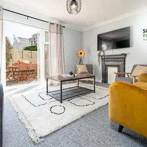 Beautiful 3 Bed House That Sleeps 6 Guests With Courtyard & Free Parking By Sharphaus Short Lets & Serviced Management Holiday home Brighton